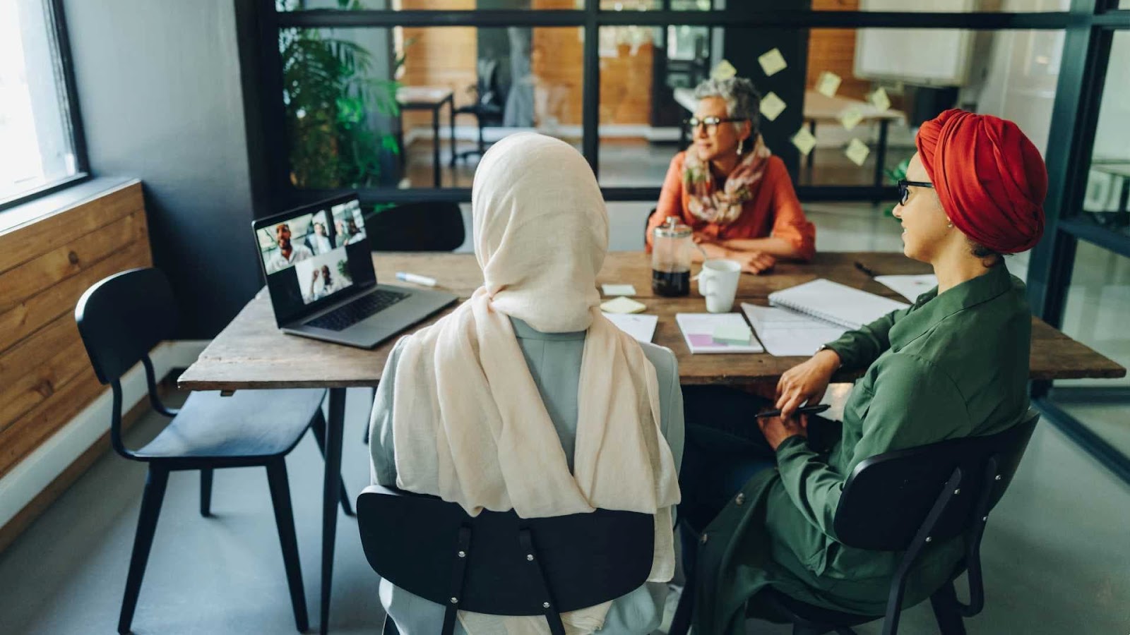 Learning in context: Social learning ensures that new knowledge and skills are discussed in practical contexts, making them easier to apply on the job.